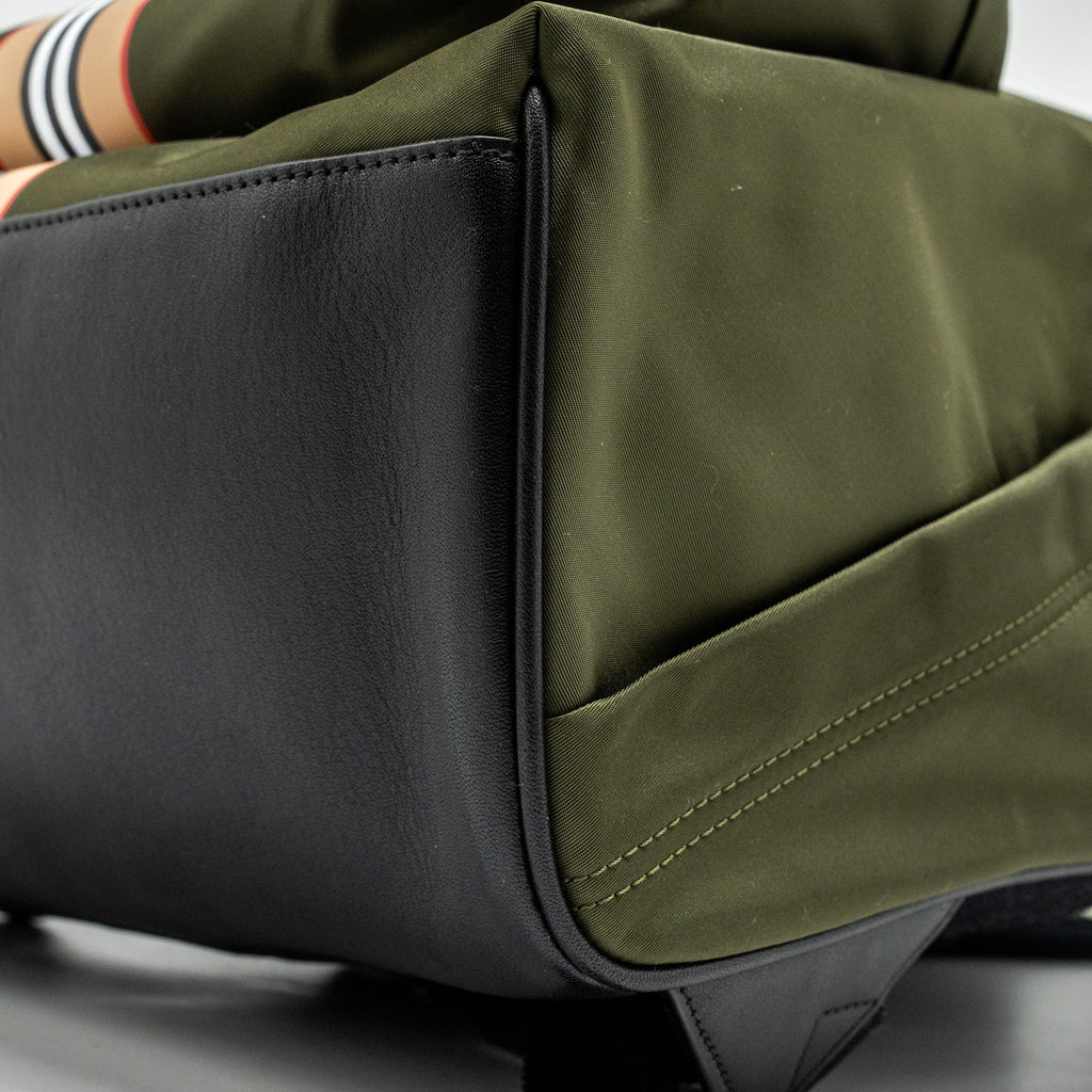 BURBERRY LOGO / ICON STRIPE BACKPACK NYLON DARK GREEN/MULTICOLOUR SHW
