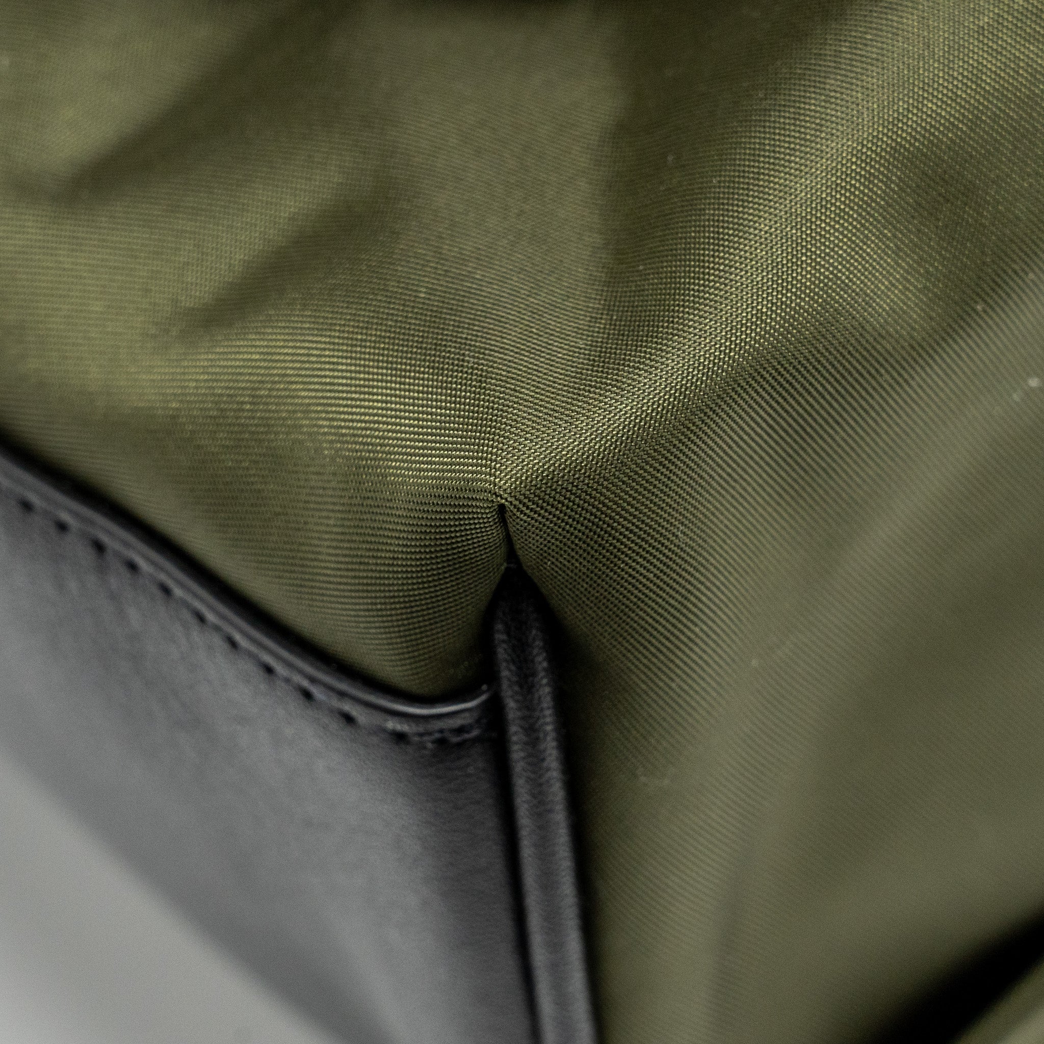 BURBERRY LOGO / ICON STRIPE BACKPACK NYLON DARK GREEN/MULTICOLOUR SHW