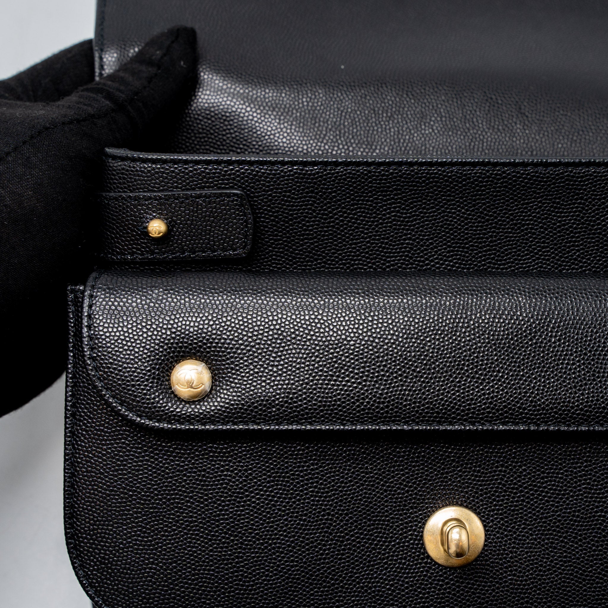 CHANEL MESSENGER BAG CAVIAR BLACK BRUSHED GHW (MICROCHIP)
