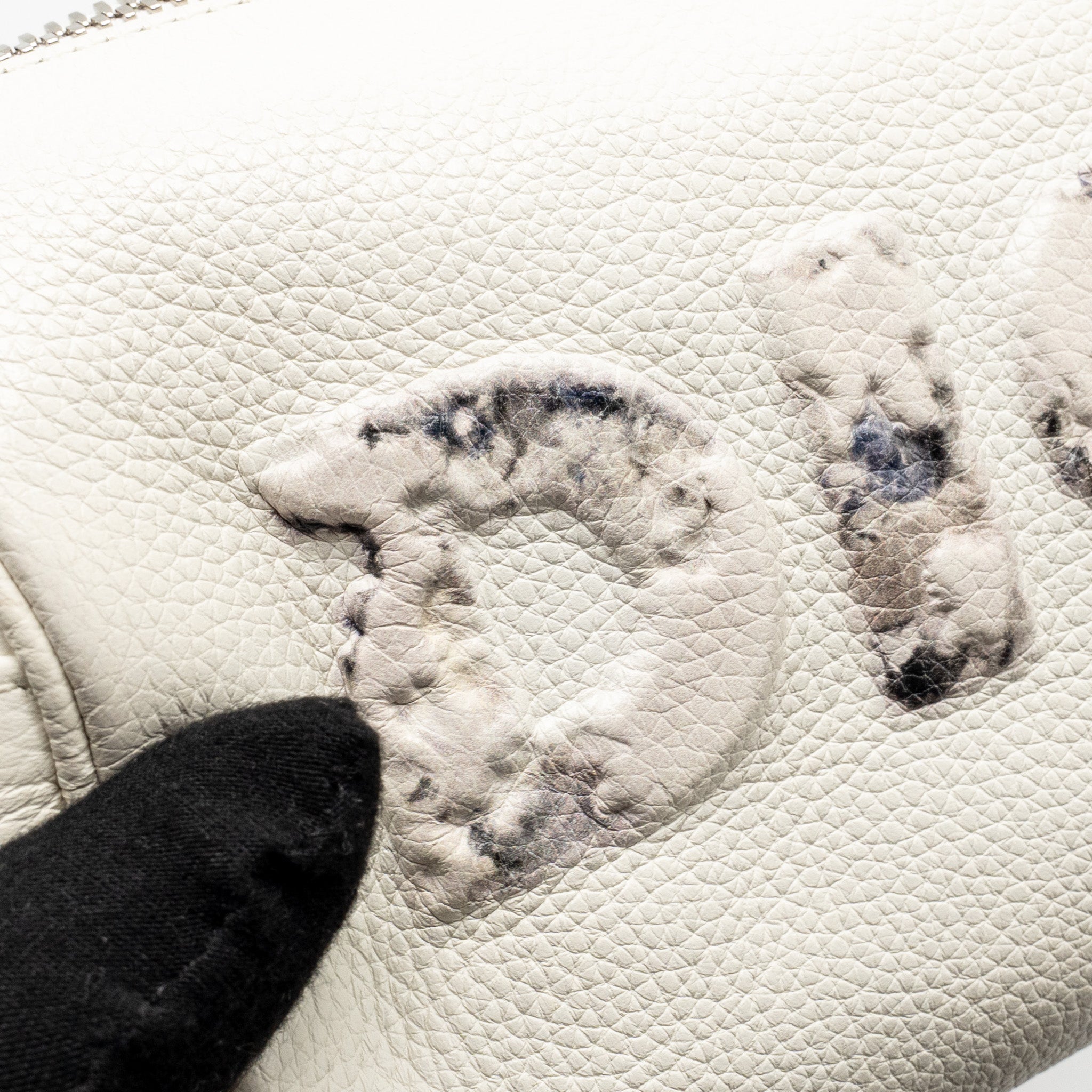 DIOR HOMME X DANIEL ARSHAM ROLLER MESSAGER BAG GRAINED CALFSKIN WHITE SHW