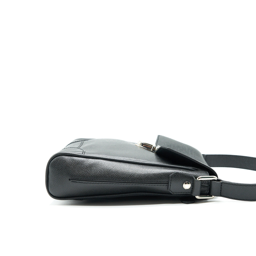 LOUIS VUITTON MEN'S MESSENGER BAG IN BLACK