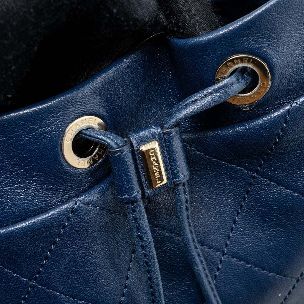 CHANEL DRAWSTRING BACKPACK LAMBSKIN / GRAINED CALFSKIN DARK BLUE LGHW