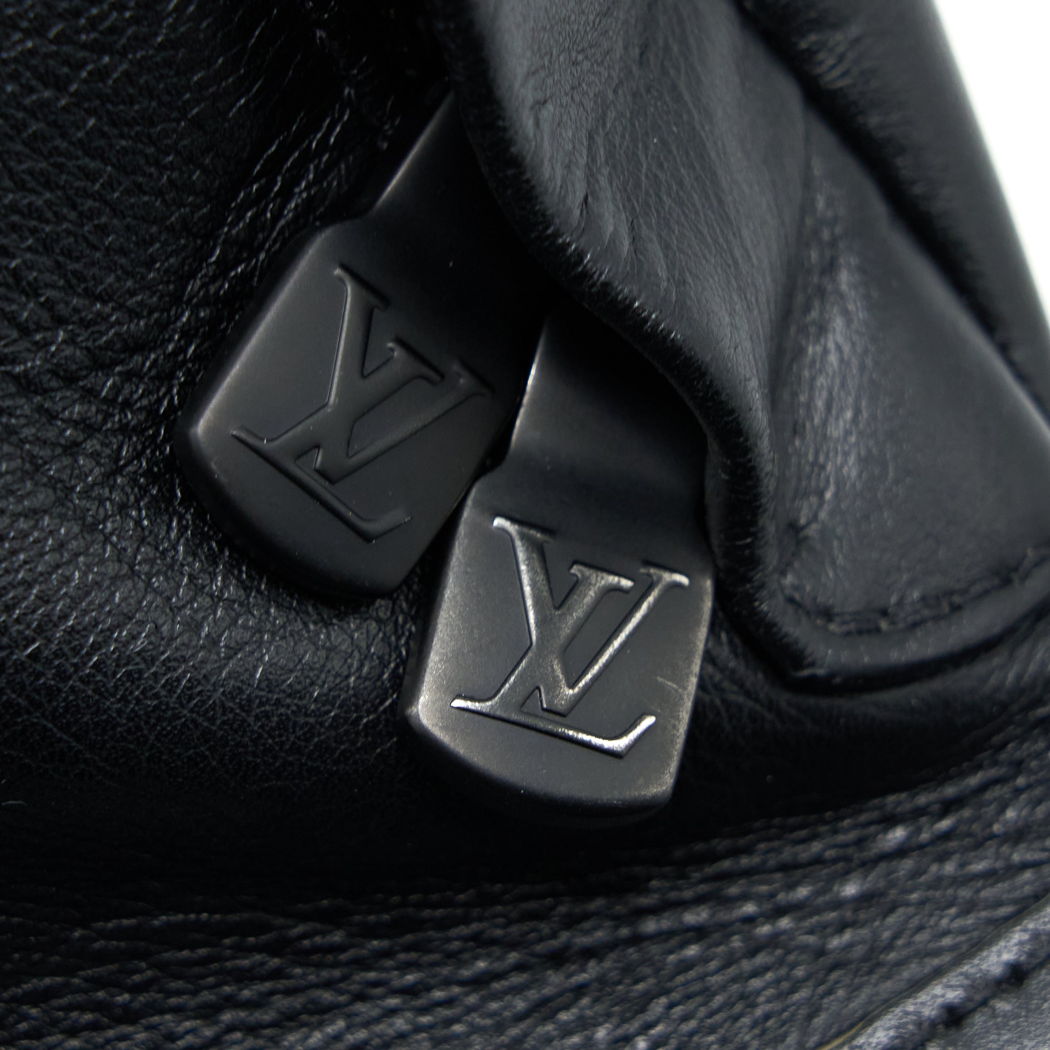 LOUIS VUITTON DISCOVERY BUMBAG PM MONOGRAM SHADOW CALFSKIN BLACK/BLACK HARDWARE