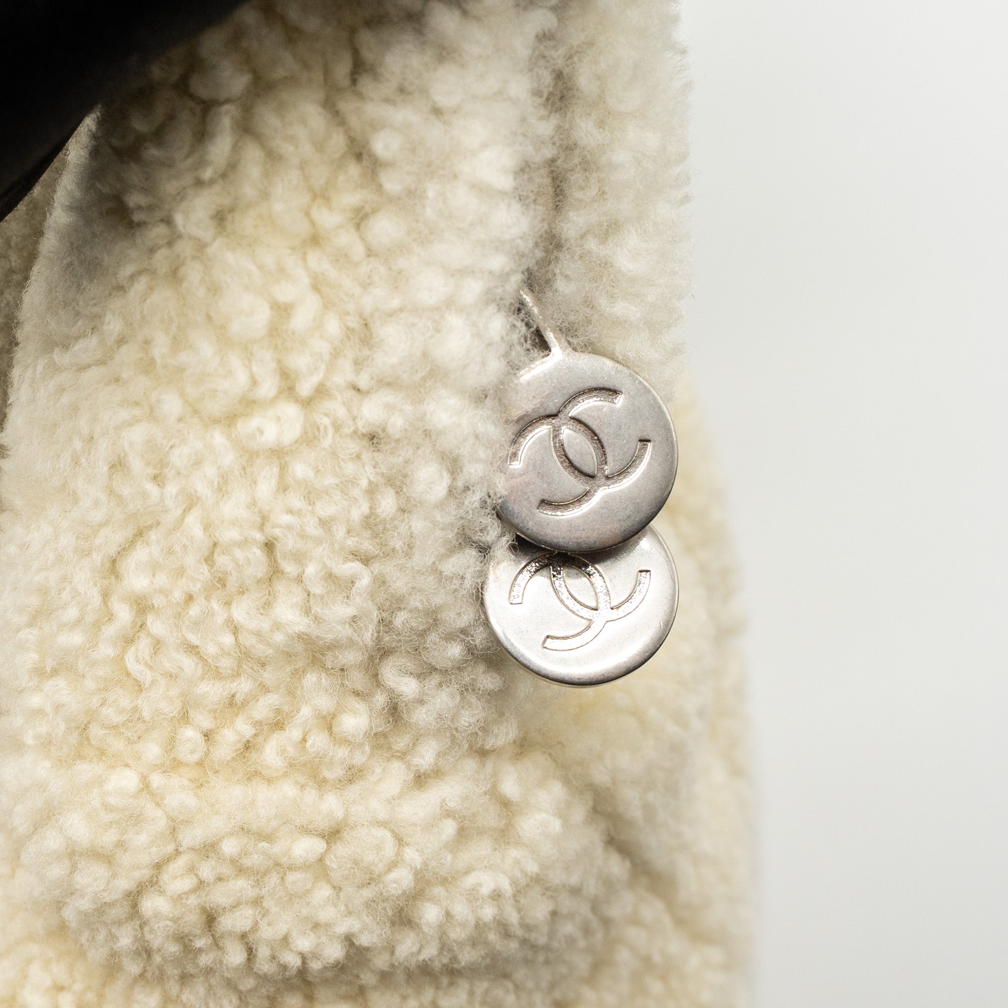 CHANEL 19B BACKPACK SHEARLING WHITE/MULTICOLOUR SHW