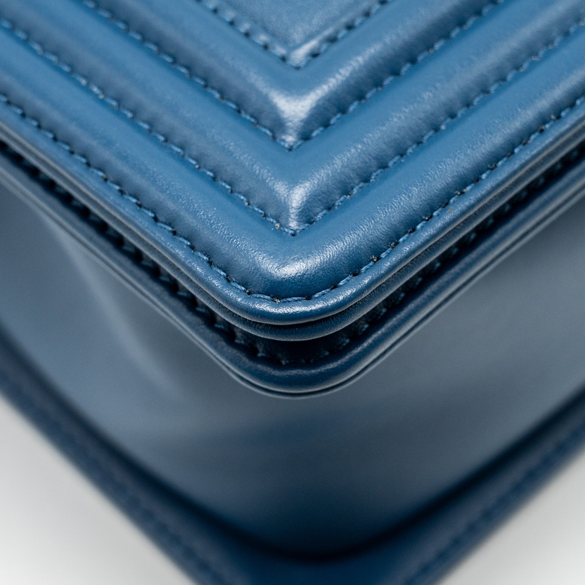 CHANEL MEDIUM CHEVRON BOY BAG CALFSKIN BLUE GHW
