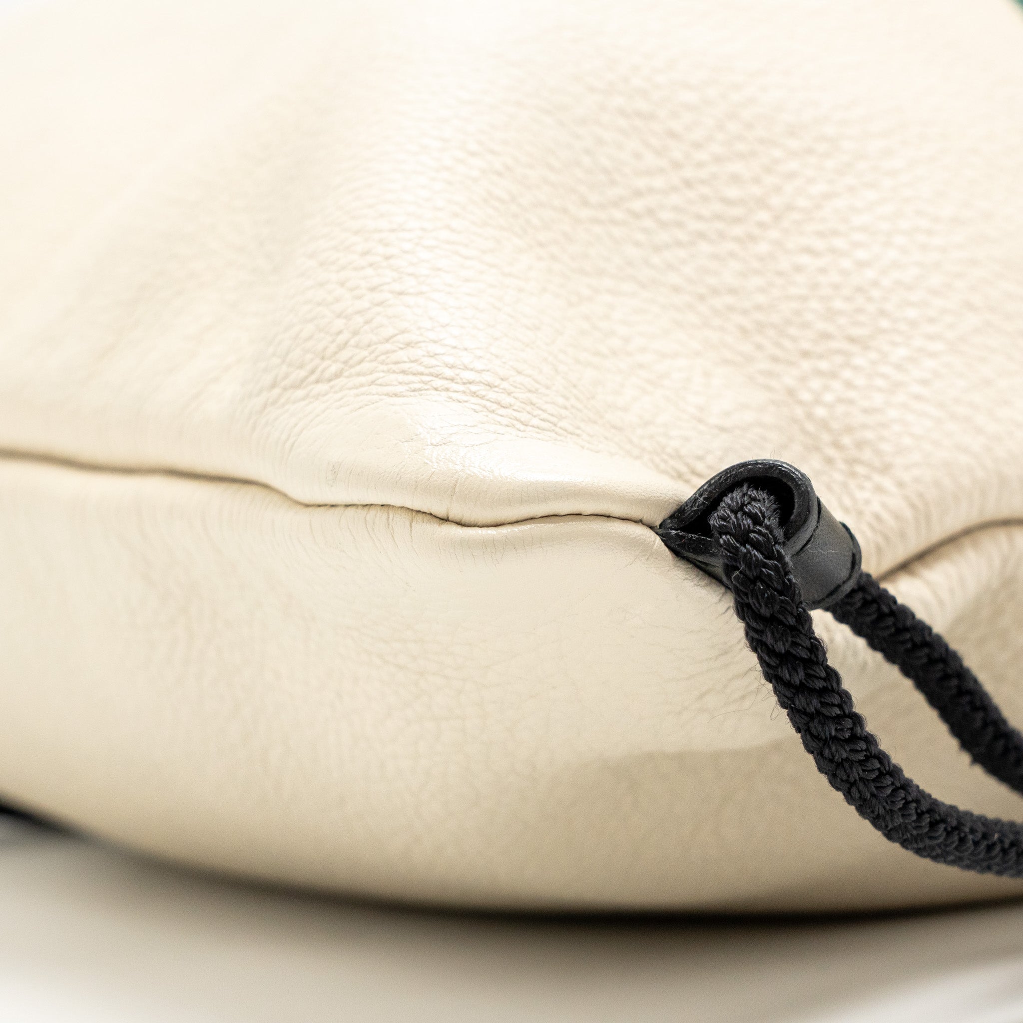 GUCCI DRAWSTRING BACKPACK CALFSKIN WHITE / BLACK