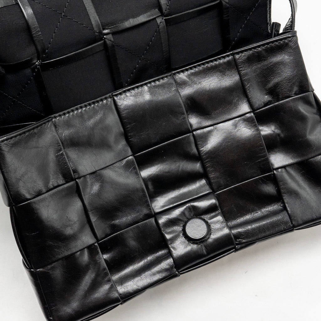BOTTEGA VENETA CASSETTE MESSENGER BAG CALFSKIN BLACK SHW