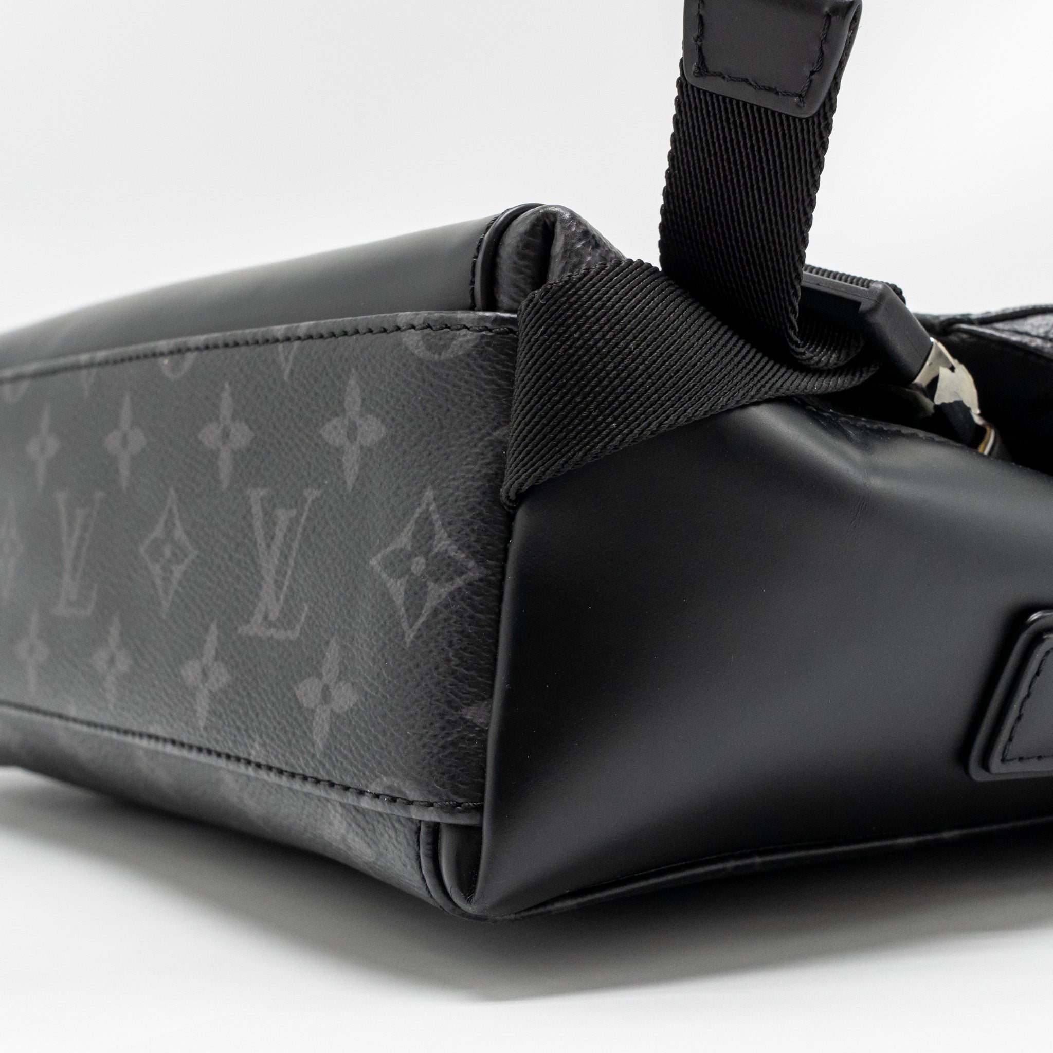 LOUIS VUITTON MESSENGER VOYAGER PM MONOGRAM CANVAS BLACK SHW