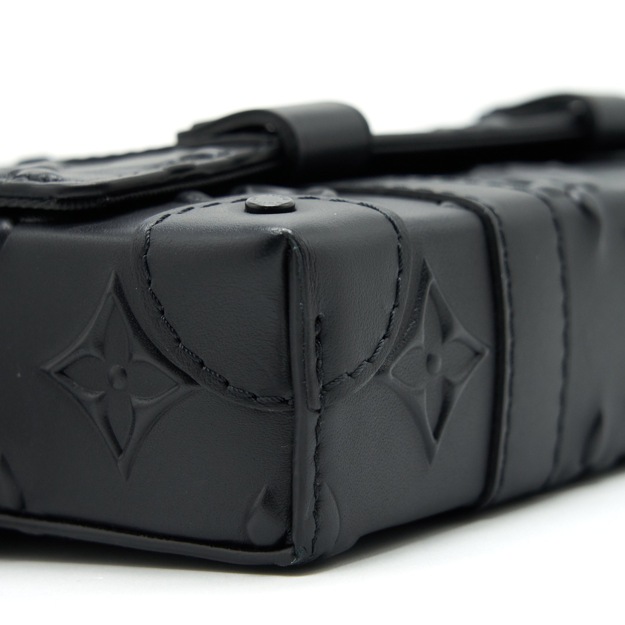 LOUIS VUITTON TRUNK SLINGBAG BLACK