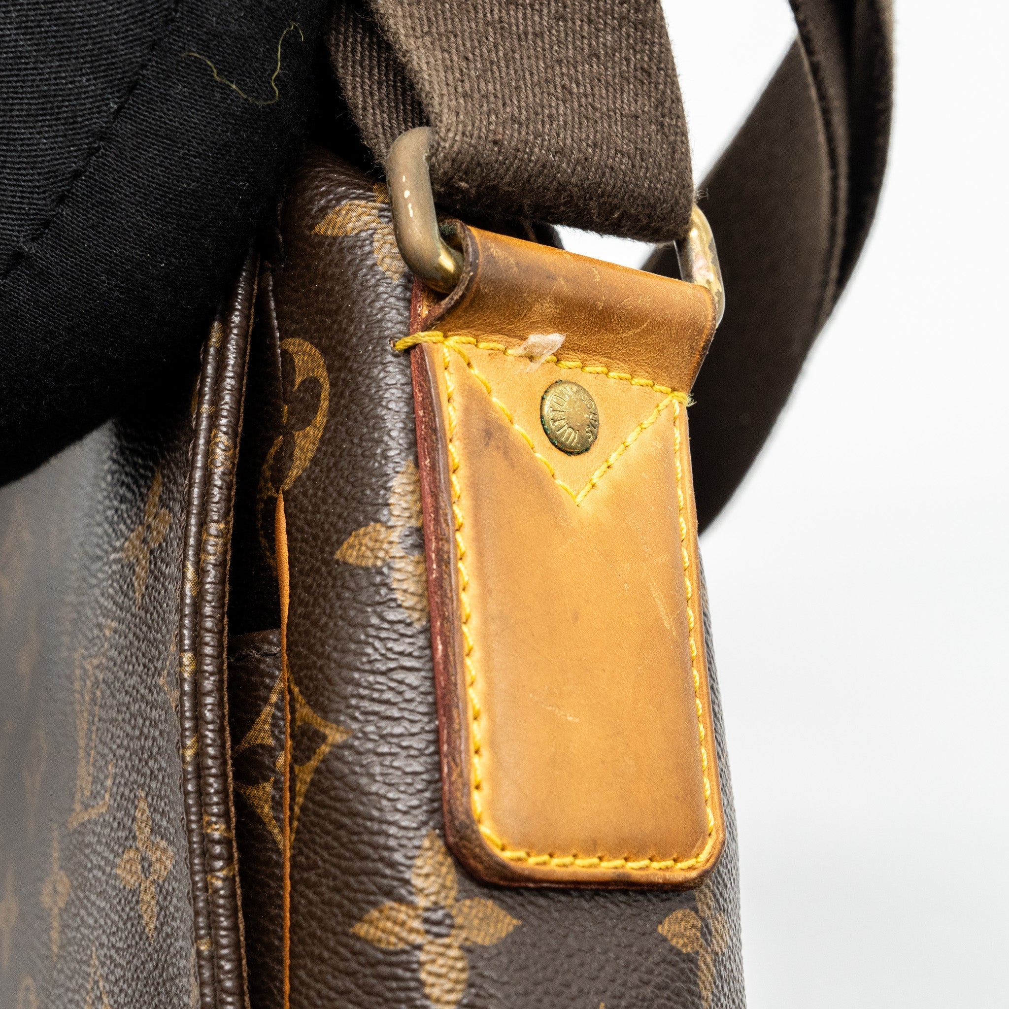 LOUIS VUITTON MEN’S MESSENGER BAG MONOGRAM CANVAS GHW