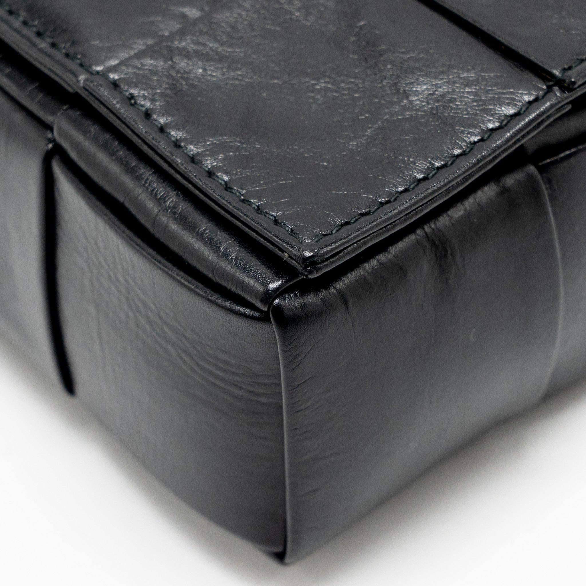 BOTTEGA VENETA CASSETTE MESSENGER BAG CALFSKIN BLACK SHW