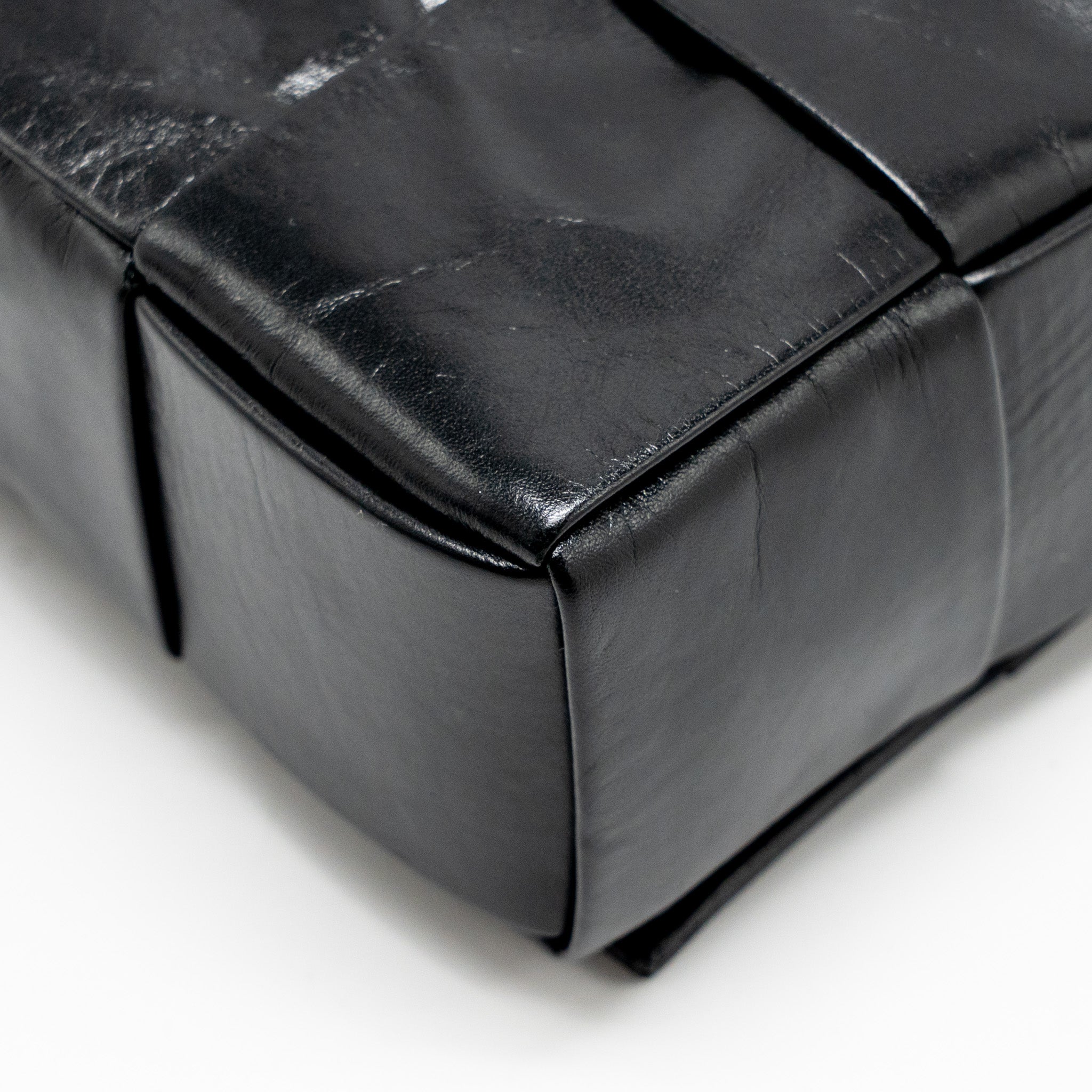 BOTTEGA VENETA CASSETTE MESSENGER BAG CALFSKIN BLACK SHW