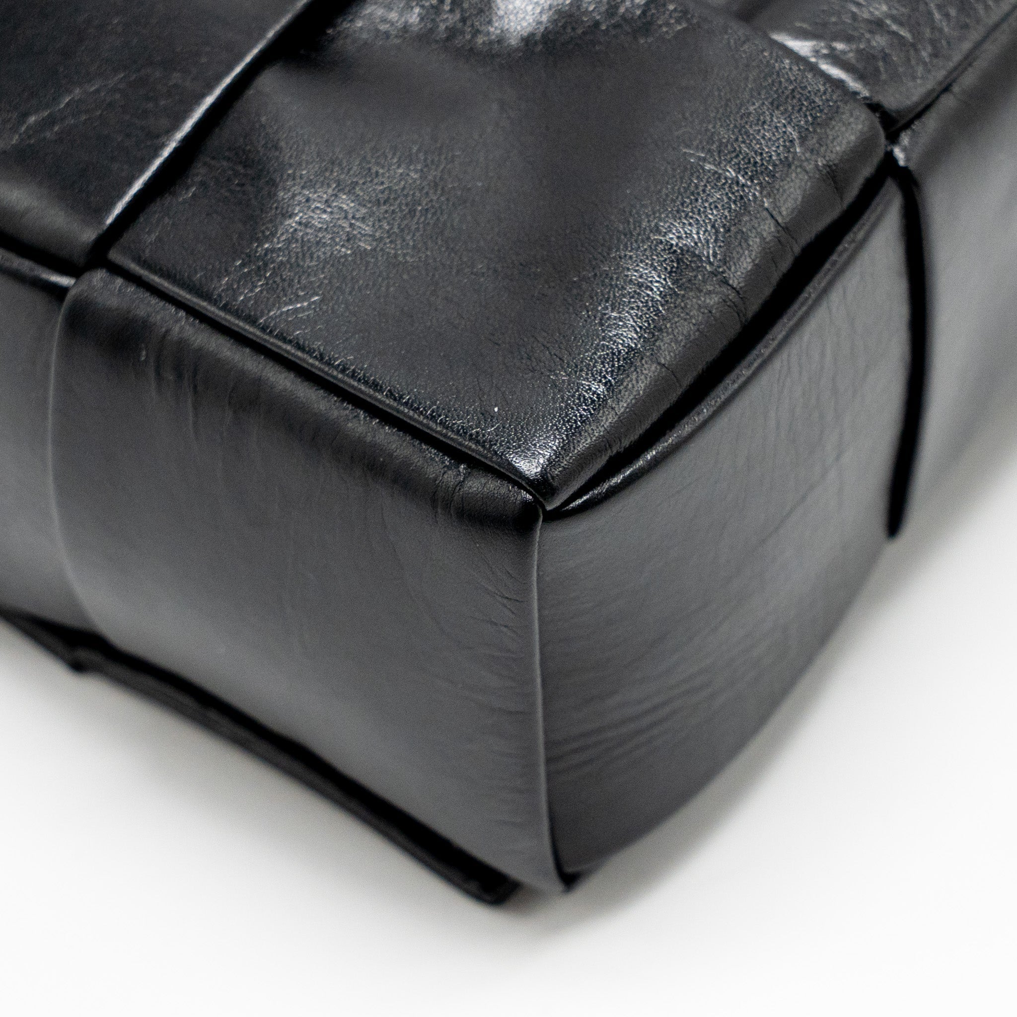 BOTTEGA VENETA CASSETTE MESSENGER BAG CALFSKIN BLACK SHW