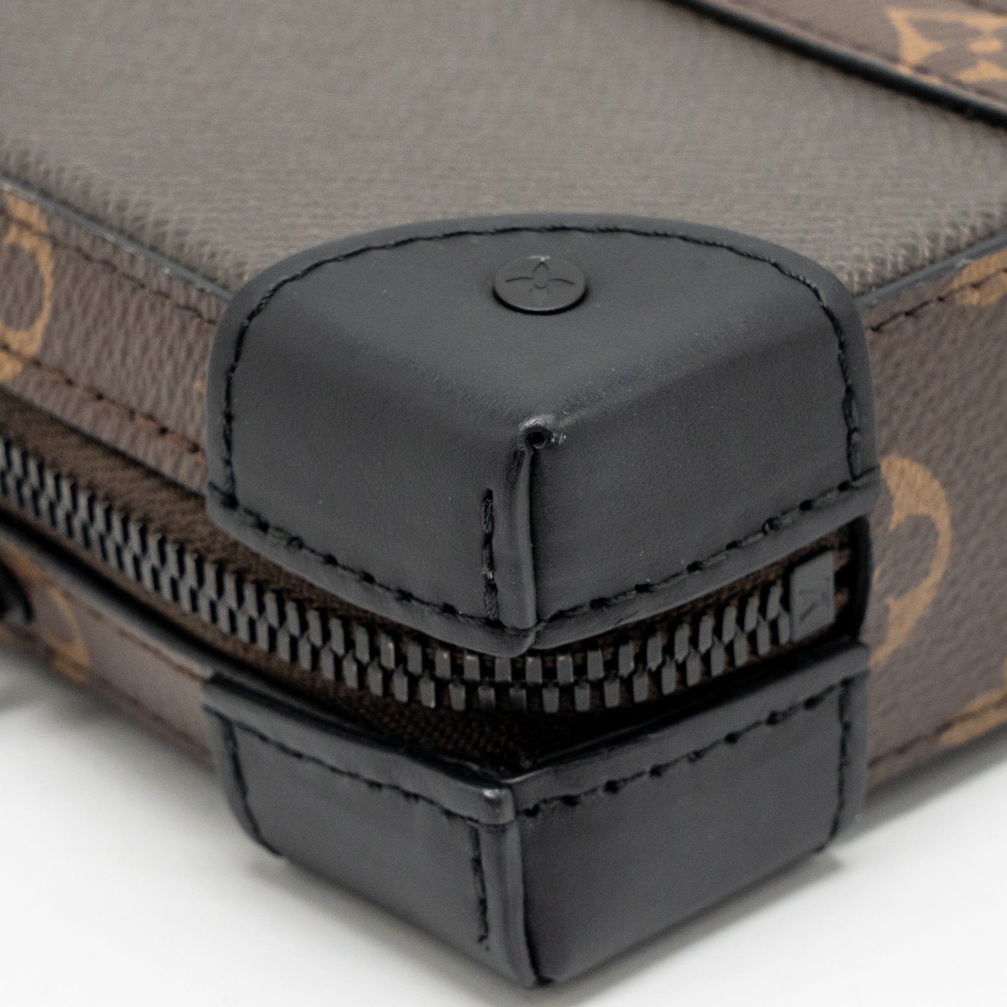 LOUIS VUITTON SOFT TRUNK WALLET TAIGA / MONOGRAM CANVAS KHAKI GREEN BLACK HARDWARE