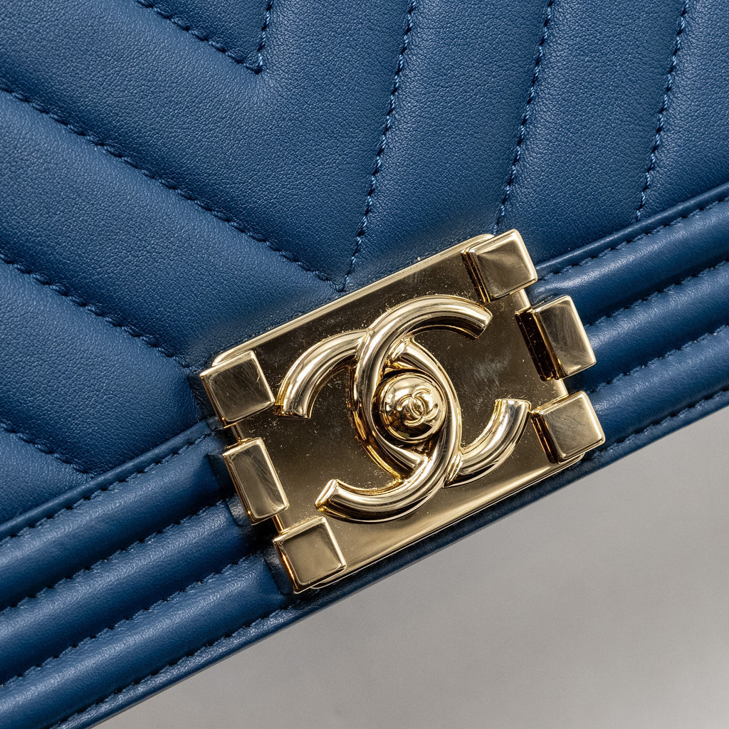 CHANEL MEDIUM CHEVRON BOY BAG CALFSKIN BLUE GHW